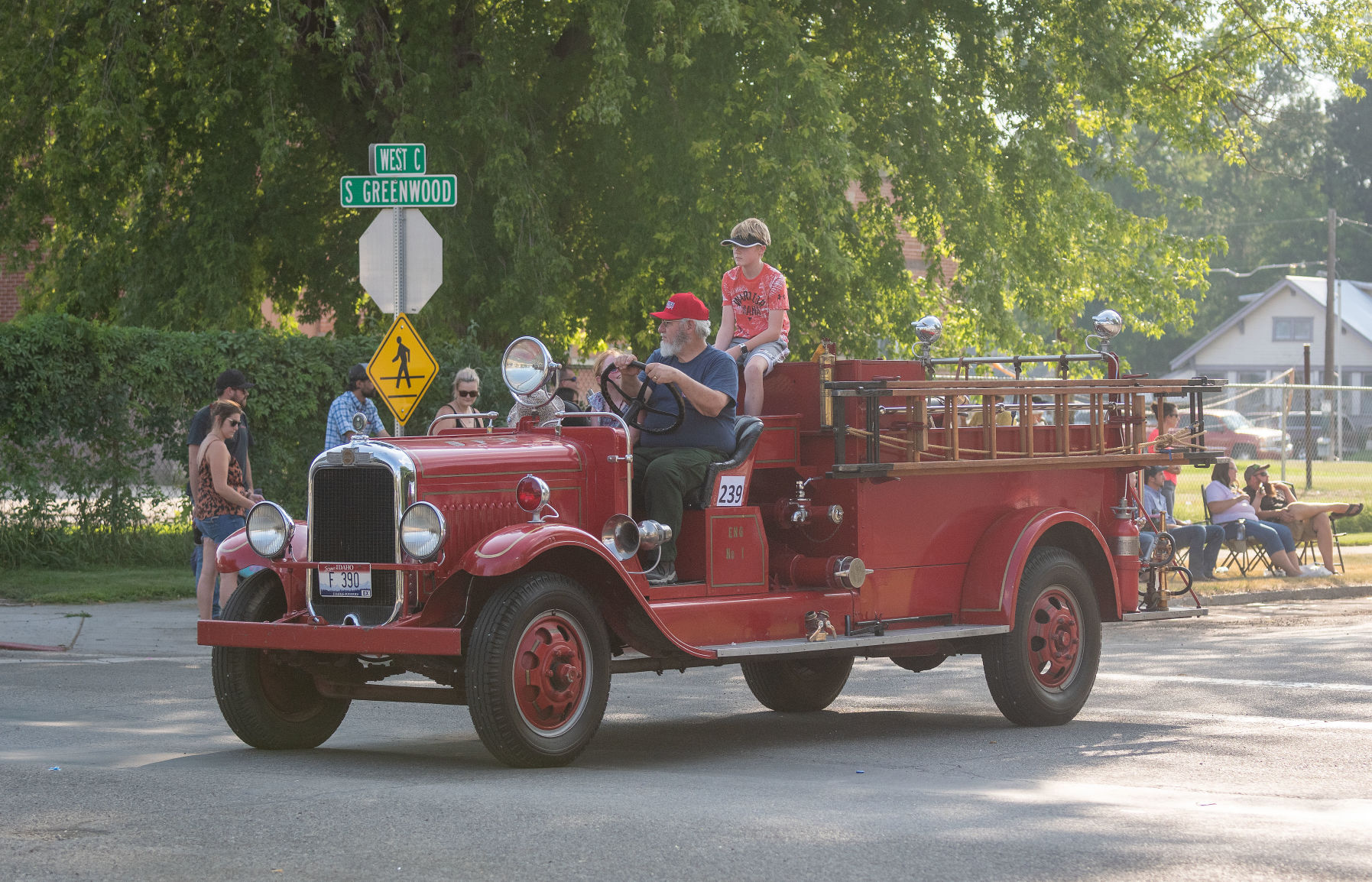 Hundreds attend parade in Shoshone